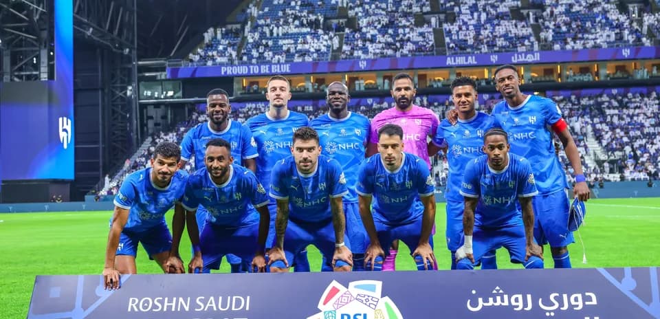 Equipo Al Hilal posando en el campo antes del partido
