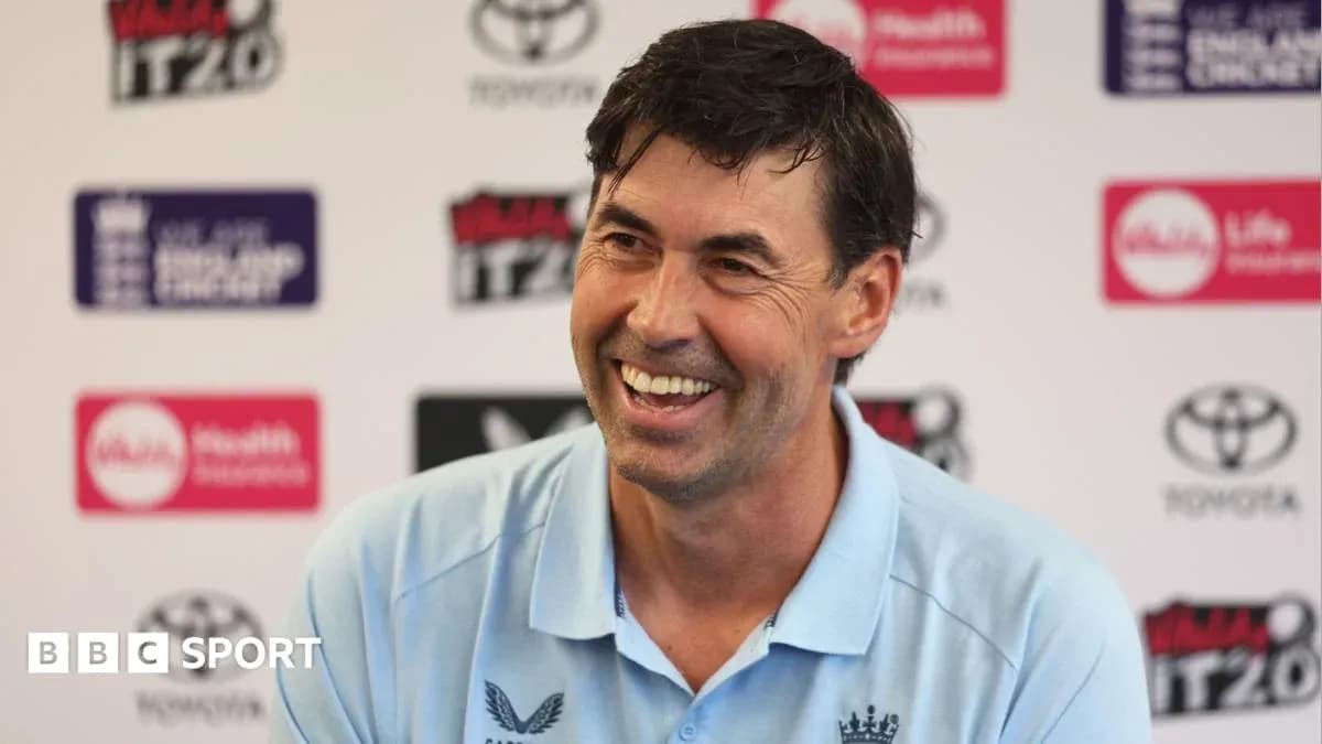 Entrenador sonriente en conferencia de prensa