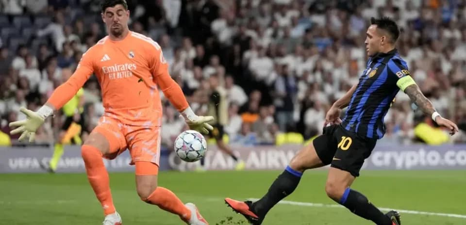 Portero de Real Madrid deteniendo un tiro de Lautaro Martínez