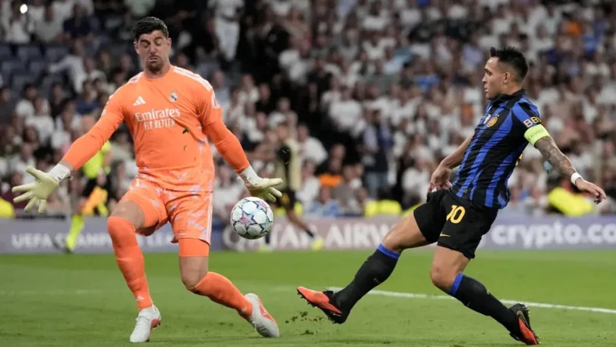 Portero de Real Madrid deteniendo un tiro de Lautaro Martínez