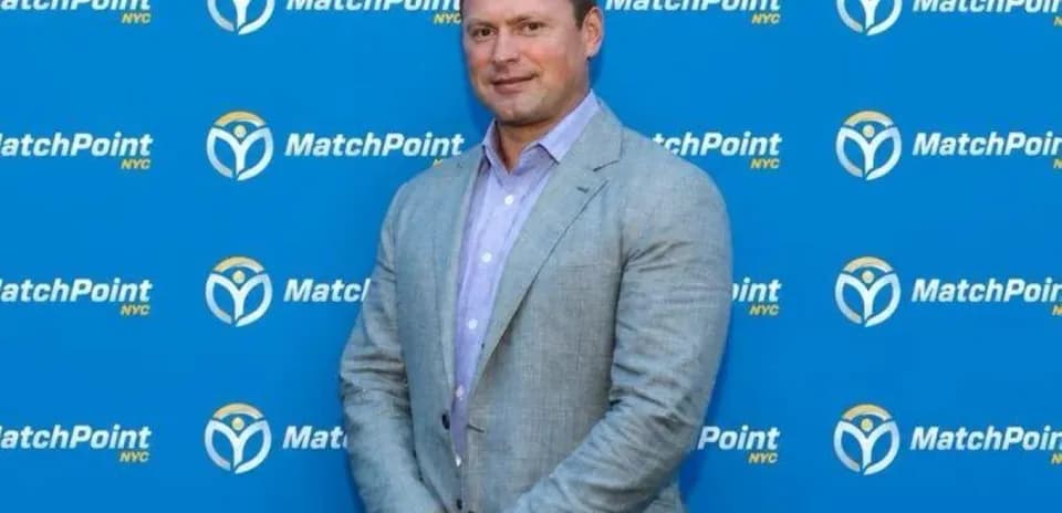 Hombre posando frente al fondo de MatchPoint NYC