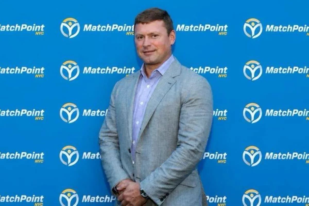 Hombre posando frente al fondo de MatchPoint NYC