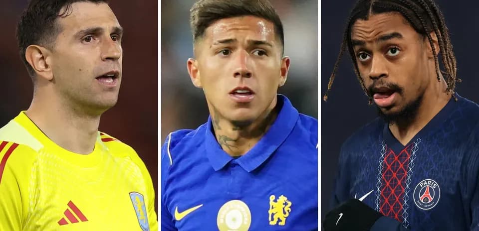 Tres futbolistas en retratos individuales