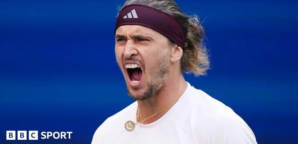 Jugador de tenis celebrando en la cancha