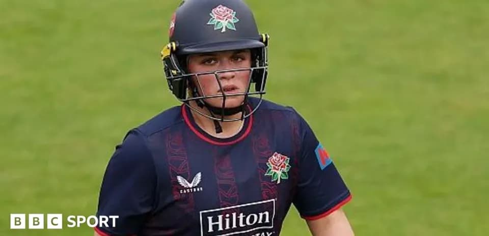 Jugadora de críquet con casco y uniforme de Lancashire