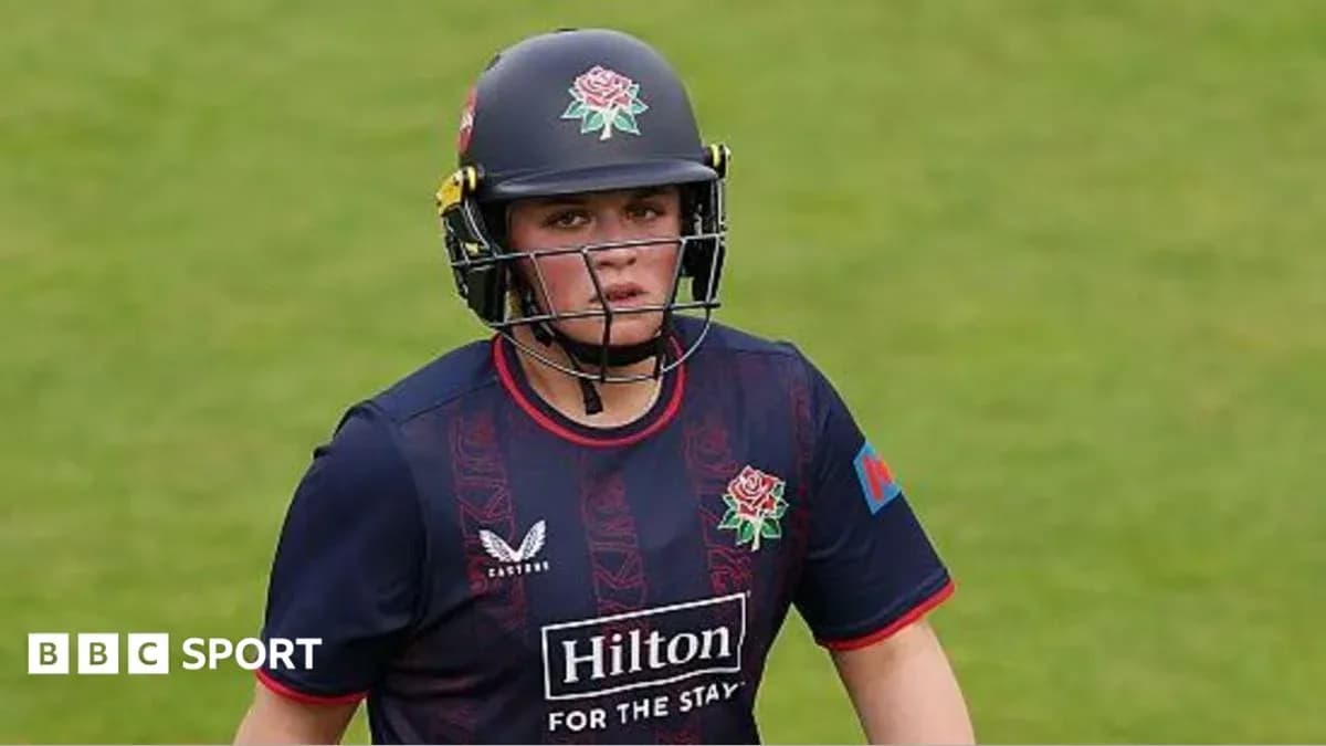 Jugadora de críquet con casco y uniforme de Lancashire