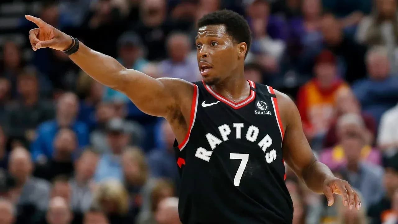 Jugador señalando durante un partido de baloncesto