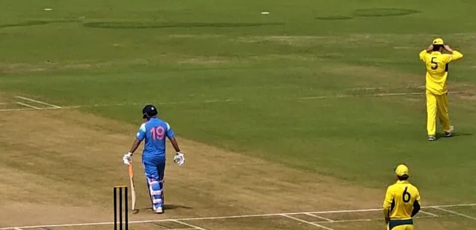 Bateador indio caminando hacia el wicket en partido