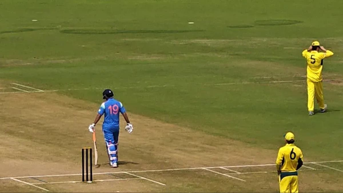 Bateador indio caminando hacia el wicket en partido