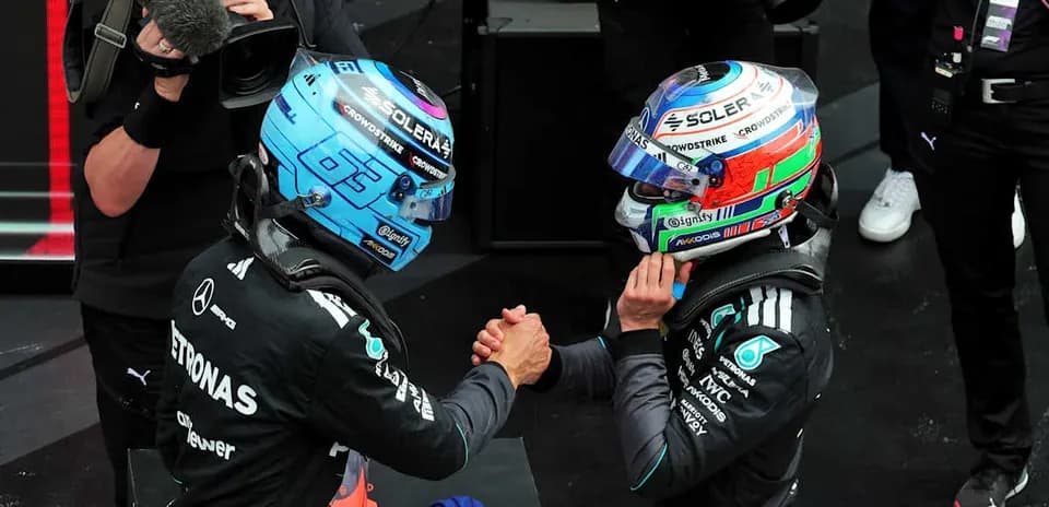 Pilotos de Fórmula 1 se saludan en el podio