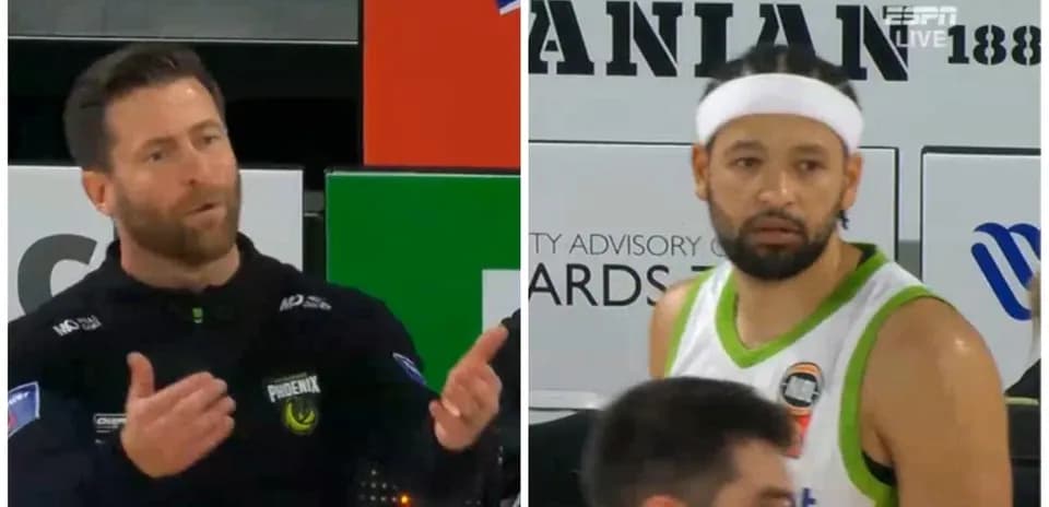 Entrenador discutiendo con jugador en el banquillo