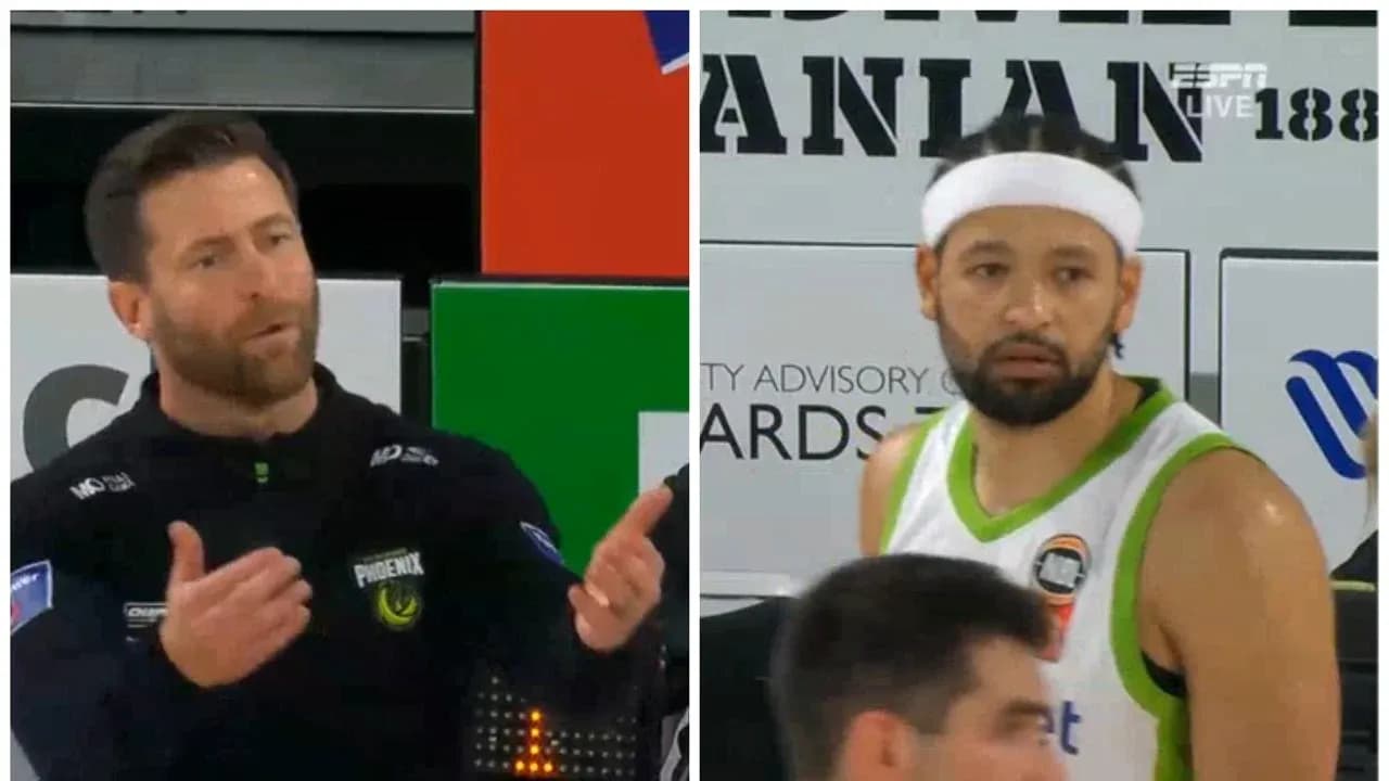 Entrenador discutiendo con jugador en el banquillo