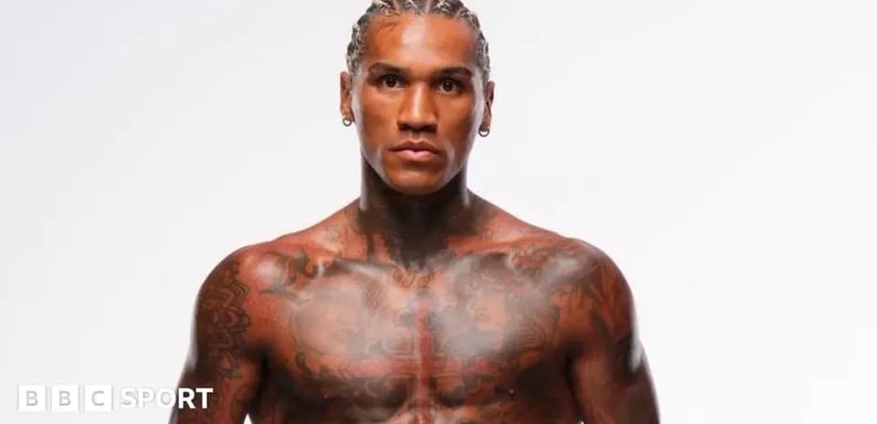 Luchador posando con tatuajes en el torso