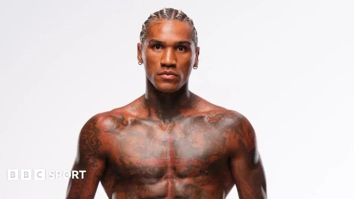 Luchador posando con tatuajes en el torso