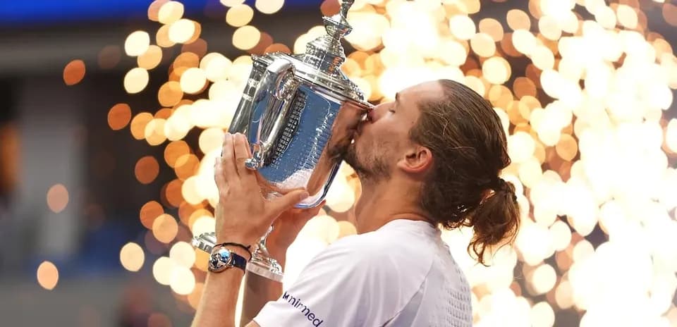 Jugador besando el trofeo en celebración
