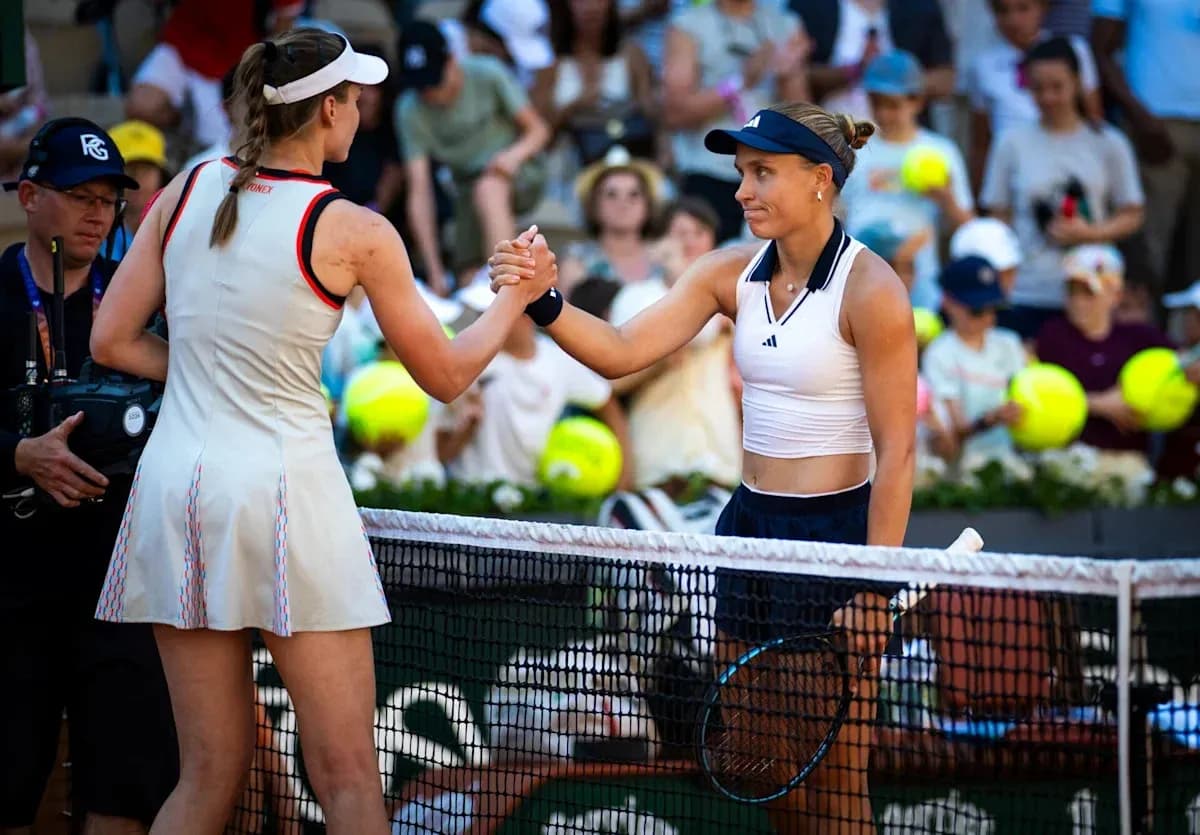 Jugadoras de tenis estrechándose la mano tras el partido