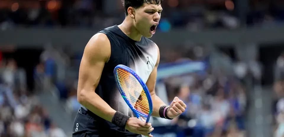 Jugador de tenis celebrando con raqueta en mano