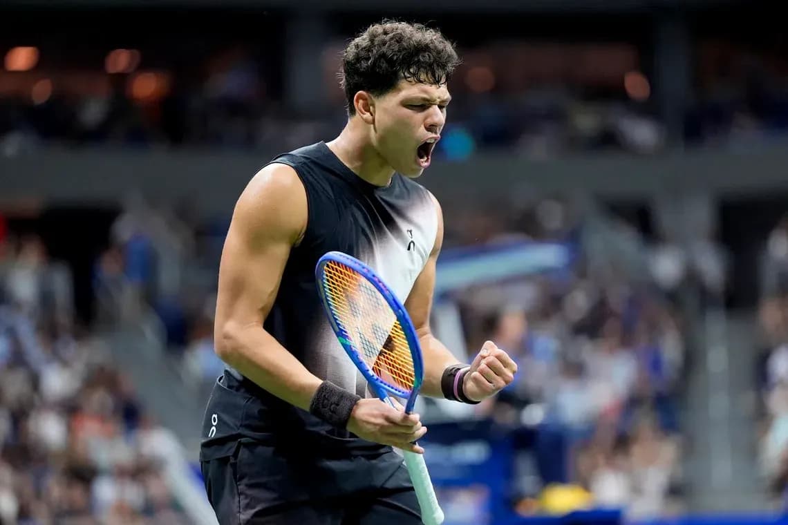 Jugador de tenis celebrando con raqueta en mano