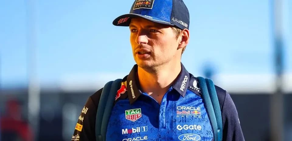 Piloto de Fórmula 1 con camiseta de equipo