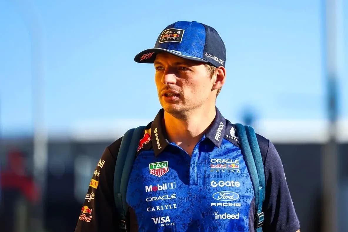 Piloto de Fórmula 1 con camiseta de equipo