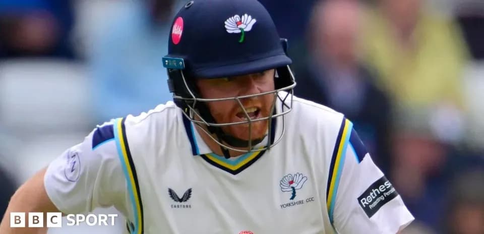 Jugador de cricket de Yorkshire bateando en el partido