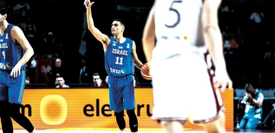 Jugador de baloncesto de Israel señalando durante el juego