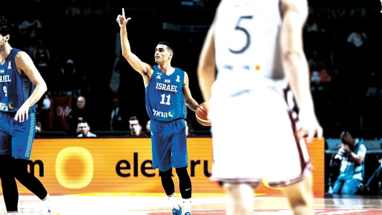Jugador de baloncesto de Israel señalando durante el juego