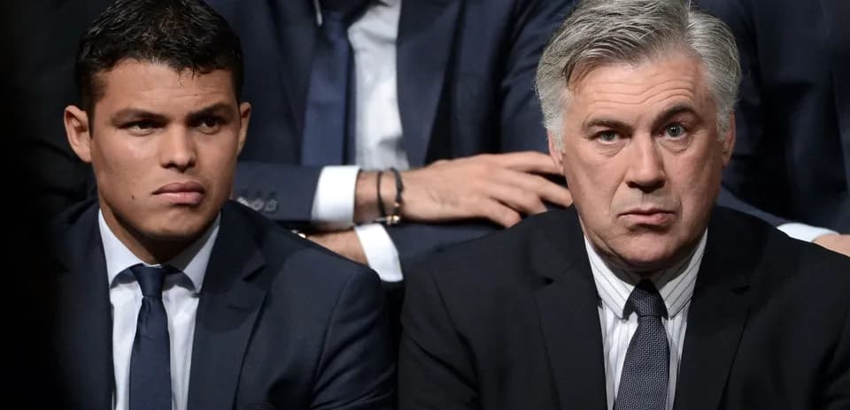 Dos hombres sentados en un evento formal