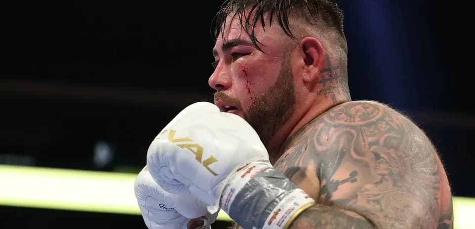 Boxeador con guantes, sangre en la cara