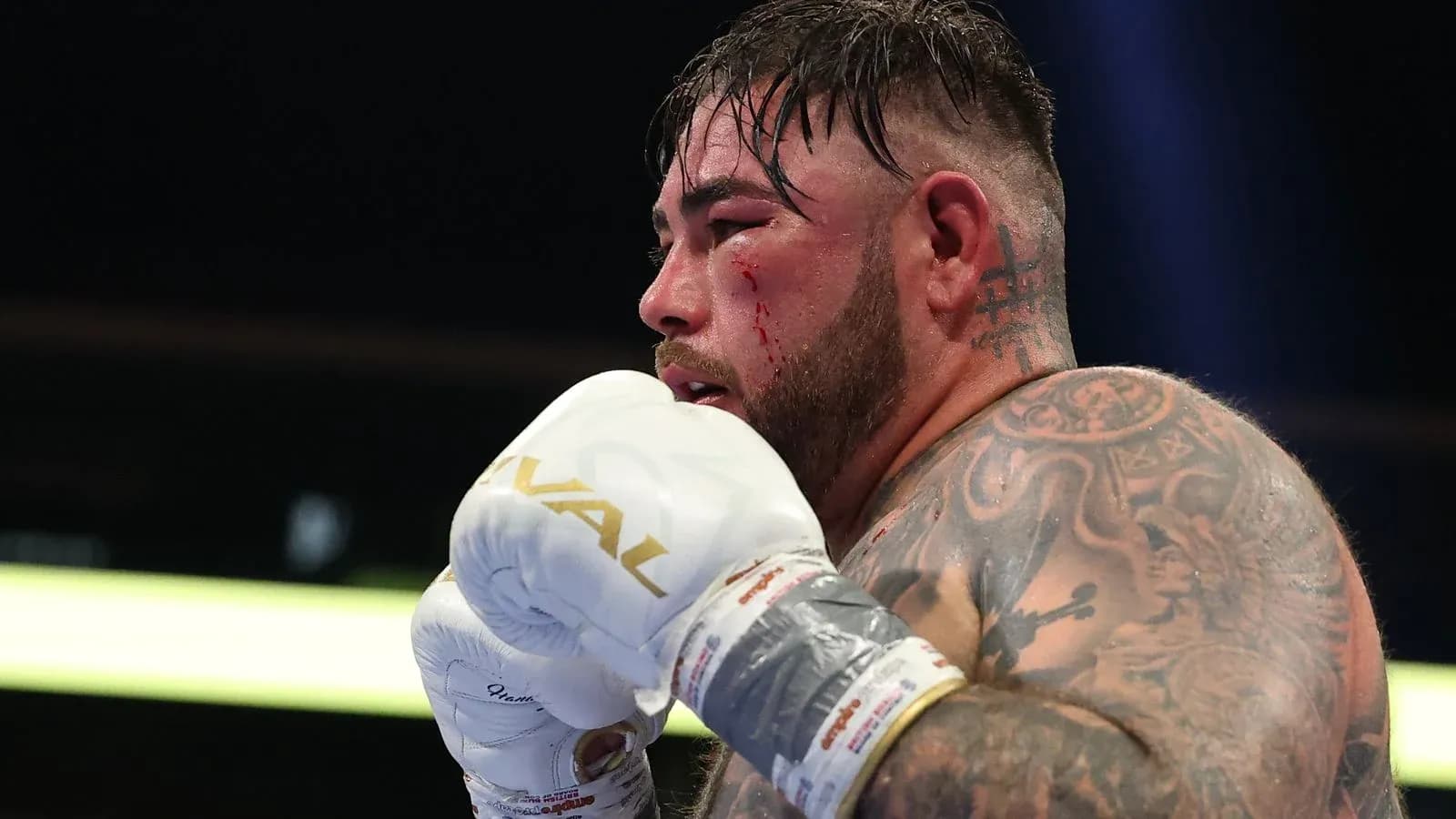 Boxeador con guantes, sangre en la cara