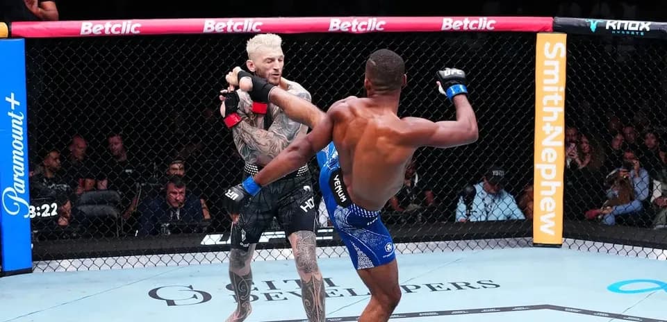 Luchadores de MMA intercambiando golpes en el octágono