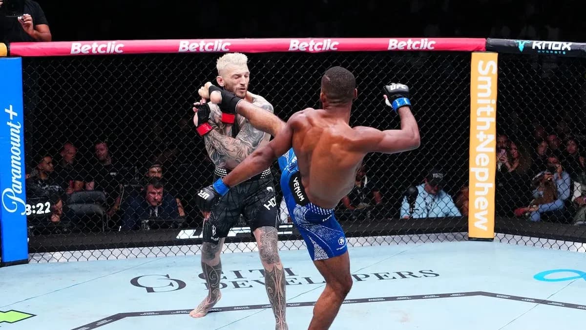 Luchadores de MMA intercambiando golpes en el octágono