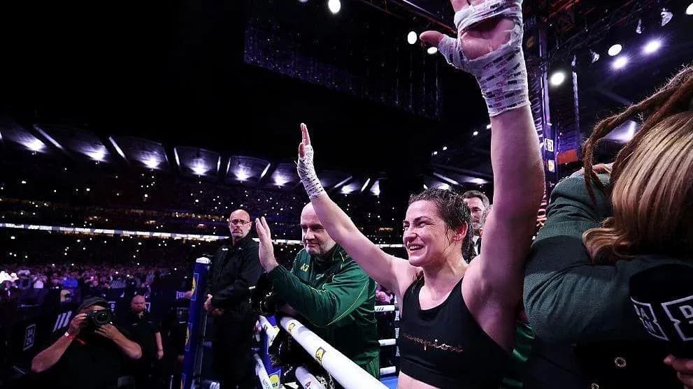 Boxeadora levantando los brazos tras la victoria