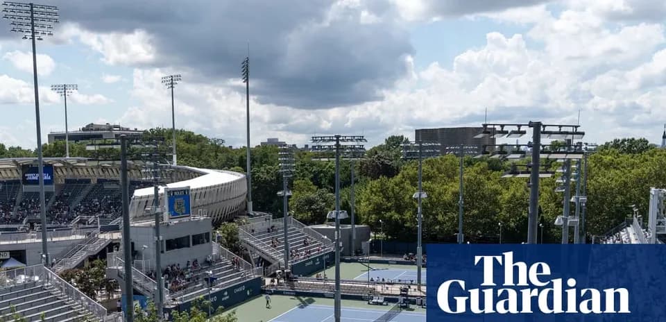 Vista del estadio de tenis con espectadores y canchas