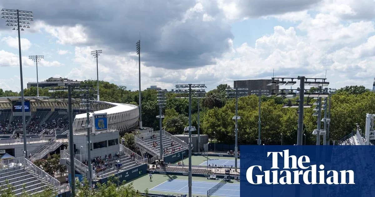 Vista del estadio de tenis con espectadores y canchas