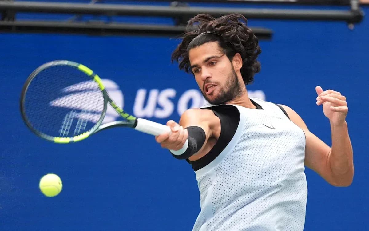 Jugador de tenis golpeando una pelota en la cancha