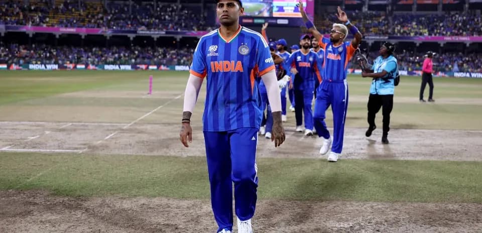 Jugador de cricket de India saliendo del campo de juego