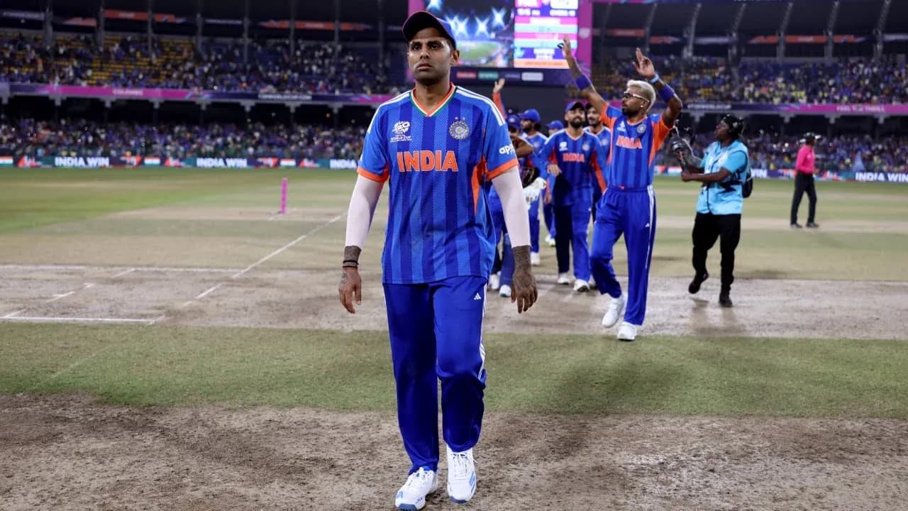 Jugador de cricket de India saliendo del campo de juego