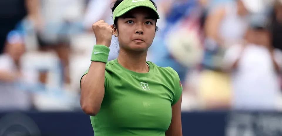 Jugadora de tenis celebrando un punto en la cancha
