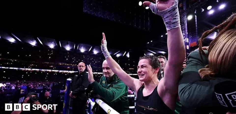Boxeadora celebrando tras una victoria en el ring