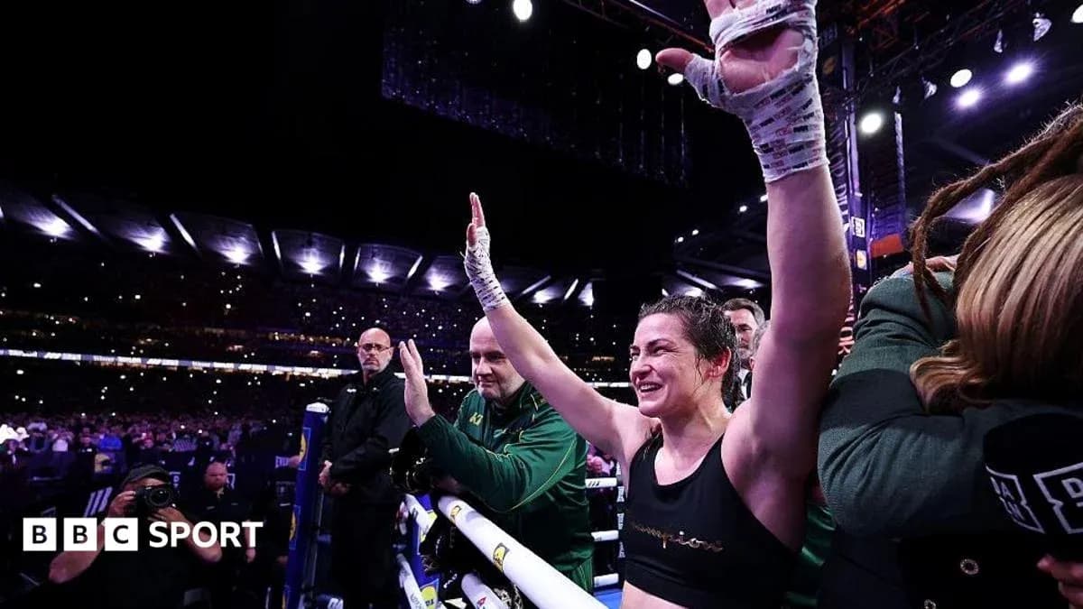 Boxeadora celebrando tras una victoria en el ring