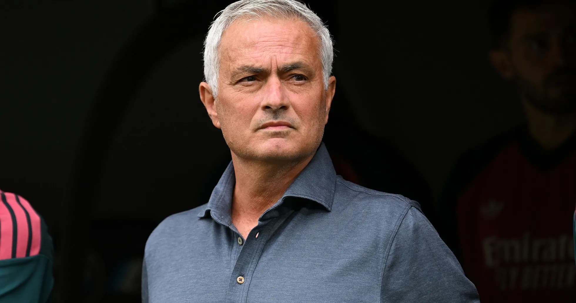 Entrenador observando desde el área técnica