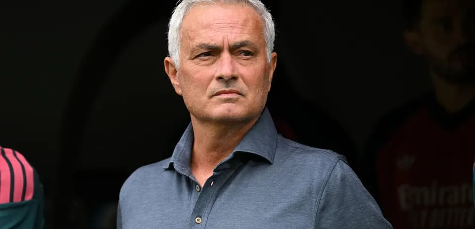 Entrenador observando desde el área técnica
