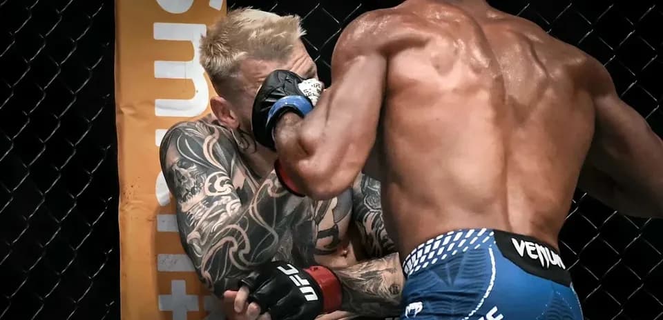 Luchador en acción durante pelea en UFC