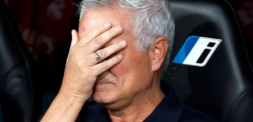 Entrenador cubriendo su rostro con la mano