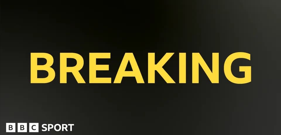 Texto de noticias de última hora en fondo negro