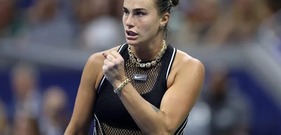 Jugadora de tenis celebrando durante un partido