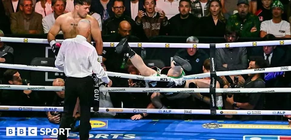 Boxeador cae fuera del ring durante la pelea