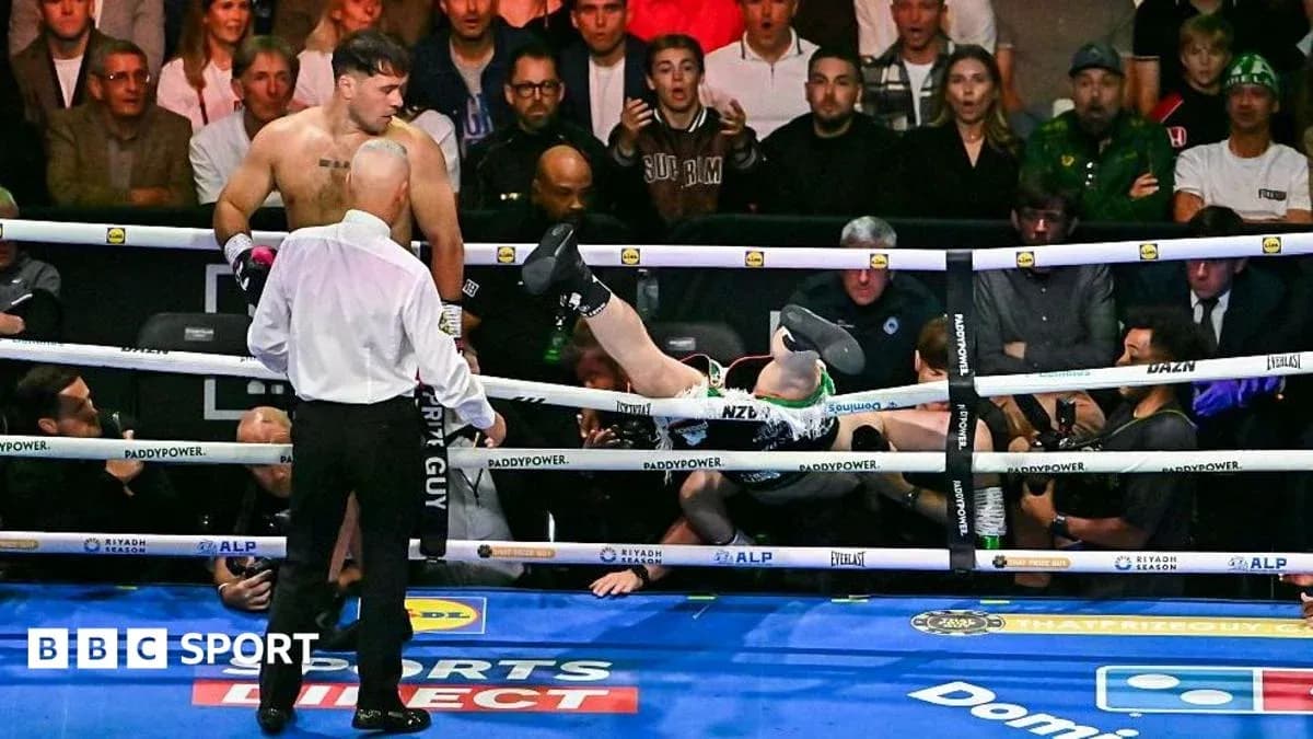 Boxeador cae fuera del ring durante la pelea
