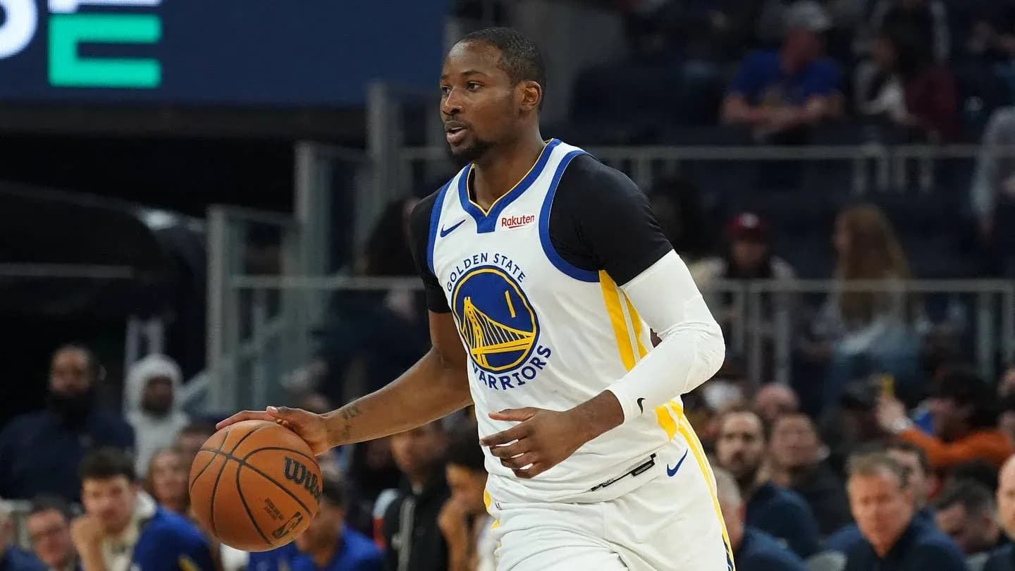 Jugador de los Golden State Warriors driblando el balón